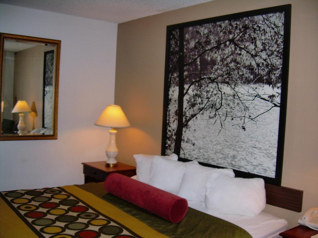 Super 8 By Wyndham Milwaukee Airport Hotell Rom bilde